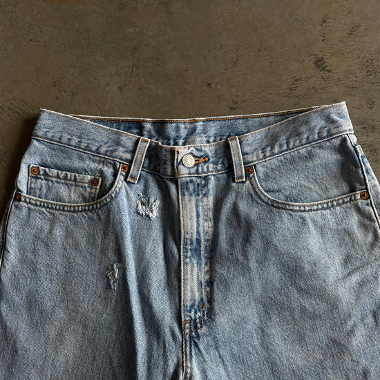 Load image into Gallery viewer, Levi&amp;#39;s Light Wash - 32x28
